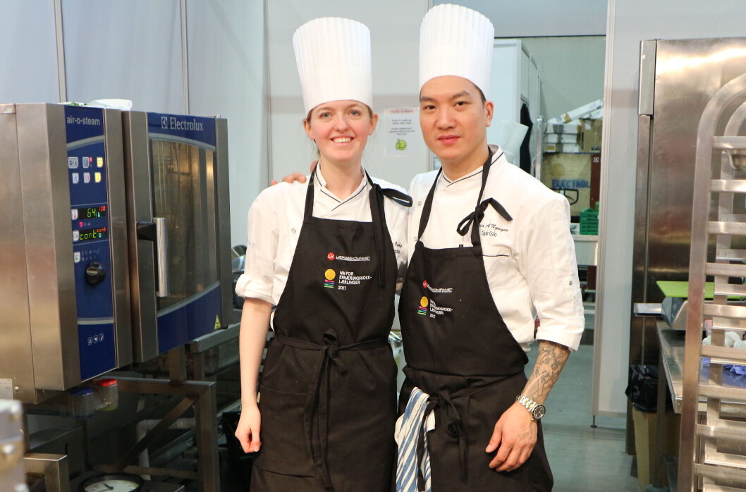 Mari Øyvåg og Chris A. Nguyen vant NM for ernæringskokklærlinger 2017 på Smak-messen i dag. (Foto: Heidi Fjelland) Mari Øyvåg og Chris A. Nguyen vant NM for ernæringskokklærlinger 2017 på Smak-messen i dag. (Foto: Heidi Fjelland)