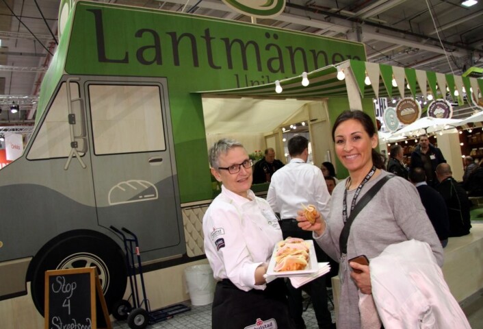 Liv Erna Amundsen Lantmännen Unibake serverer Tanja H. Neefjes fra Enterprise Estonia. (Foto: Morten Holt) Liv Erna Amundsen Lantmännen Unibake serverer Tanja H. Neefjes fra Enterprise Estonia. (Foto: Morten Holt)