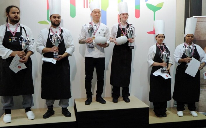 Fra venstre Marcus Westergaard og Abdulla Al Majid som tok sølv, Mari Øyvåg og Chris A. Nguyen som ble norgesmestre, og Naheed Batool og Muntaha Keder Omer som vant bronsemedaljen. (Foto: Heidi Fjelland) Fra venstre Marcus Westergaard og Abdulla Al Majid som tok sølv, Mari Øyvåg og Chris A. Nguyen som ble norgesmestre, og Naheed Batool og Muntaha Keder Omer som vant bronsemedaljen. (Foto: Heidi Fjelland)