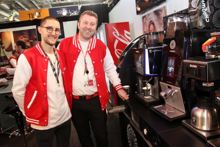 Julian Stolanowski og Christian Edwardsen hos Coca Cola serverer Chaqwa-kaffe til kaffetørste forbipasserende. (Foto: Morten Holt) Julian Stolanowski og Christian Edwardsen hos Coca Cola serverer Chaqwa-kaffe til kaffetørste forbipasserende. (Foto: Morten Holt)