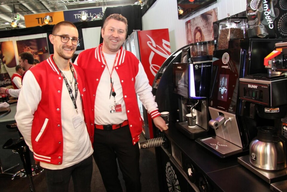 Julian Stolanowski og Christian Edwardsen hos Coca Cola serverer Chaqwa-kaffe til kaffetørste forbipasserende. (Foto: Morten Holt)