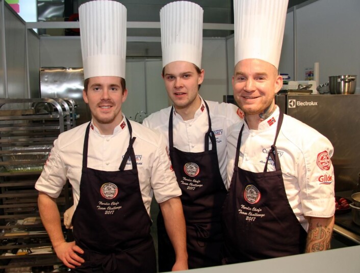 Det ble dessverre ingen pallplass på det norske laget, bestående av Håkon Solbakk (fra venstre), Eirik Tufte og Alexander Østli Berg i Nordic Chefs Team Challenge på Smak 2017 i dag. (Foto: Morten Holt) Det ble dessverre ingen pallplass på det norske laget, bestående av Håkon Solbakk (fra venstre), Eirik Tufte og Alexander Østli Berg i Nordic Chefs Team Challenge på Smak 2017 i dag. (Foto: Morten Holt)