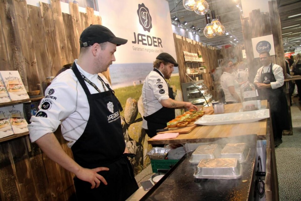 Lukten av nystekte hamburgere bredte seg rundt Jæders stand i formiddagstiimene. (Foto: Morten Holt)
