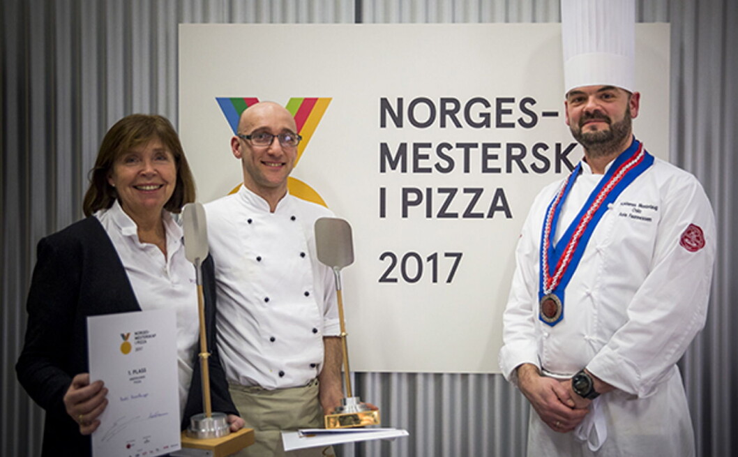 De to NM-vinnerne i pizza, Bodil Hasselknippe og Elio Corsi, sammen med oldermann i Oslo-lauget, Asle Faannessen. (Foto: Ihne Pedersen) De to NM-vinnerne i pizza, Bodil Hasselknippe og Elio Corsi, sammen med oldermann i Oslo-lauget, Asle Faannessen. (Foto: Ihne Pedersen)