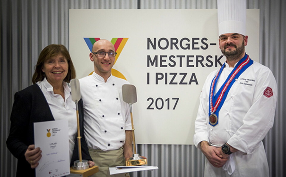 De to NM-vinnerne i pizza, Bodil Hasselknippe og Elio Corsi, sammen med oldermann i Oslo-lauget, Asle Faannessen. (Foto: Ihne Pedersen)