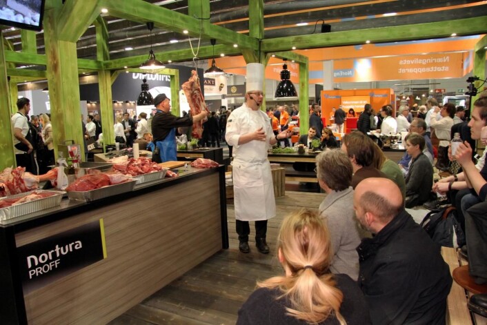 Miniseminarer på Nortura Proffs stand. Her er det slakter og kjøttskjærer hos Nortura Malvik, Steinar Moe (til venstre) og kjedesjef i Nortura Proff, Birger Frimo, som er i aksjon foran gjestene på standen. (Foto: Morten Holt) Miniseminarer på Nortura Proffs stand. Her er det slakter og kjøttskjærer hos Nortura Malvik, Steinar Moe (til venstre) og kjedesjef i Nortura Proff, Birger Frimo, som er i aksjon foran gjestene på standen. (Foto: Morten Holt)