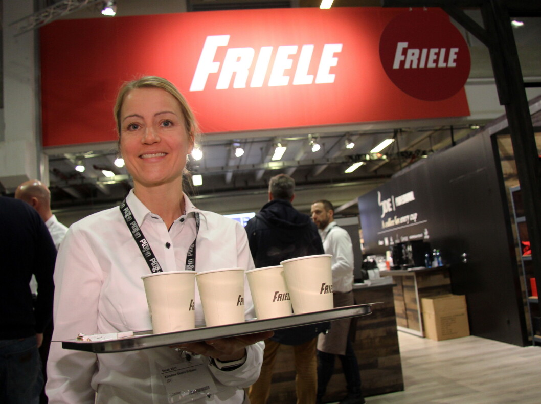 Karoline Skotte-Eriksen byr på Friele frokostkaffe på morgenkvisten på Smak 2017 på Norges Varemesse. (Foto: Morten Holt) Karoline Skotte-Eriksen byr på Friele frokostkaffe på morgenkvisten på Smak 2017 på Norges Varemesse. (Foto: Morten Holt)