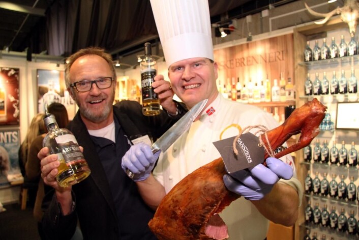 Blide karer på Det Norske Brenneris stand i dag. Til venstre Odd Johan Nelvik og til høyre Svein Jæger Hansen. (Foto: Morten Holt) Blide karer på Det Norske Brenneris stand i dag. Til venstre Odd Johan Nelvik og til høyre Svein Jæger Hansen. (Foto: Morten Holt)