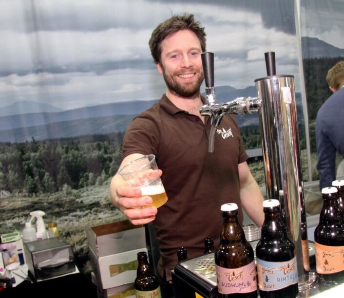 Kristian Belsheim hos bryggeriet Små Vesen i Aurdal i Valdres serverer øl på Smak 2017. (Foto: Morten Holt) Kristian Belsheim hos bryggeriet Små Vesen i Aurdal i Valdres serverer øl på Smak 2017. (Foto: Morten Holt)