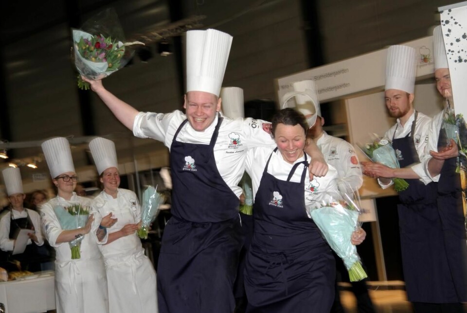 Så glade ble Statholdergaarden-duoen da det ble kjent at de har vunnet Årets grønne kokk 2017. (Foto: Morten Holt)