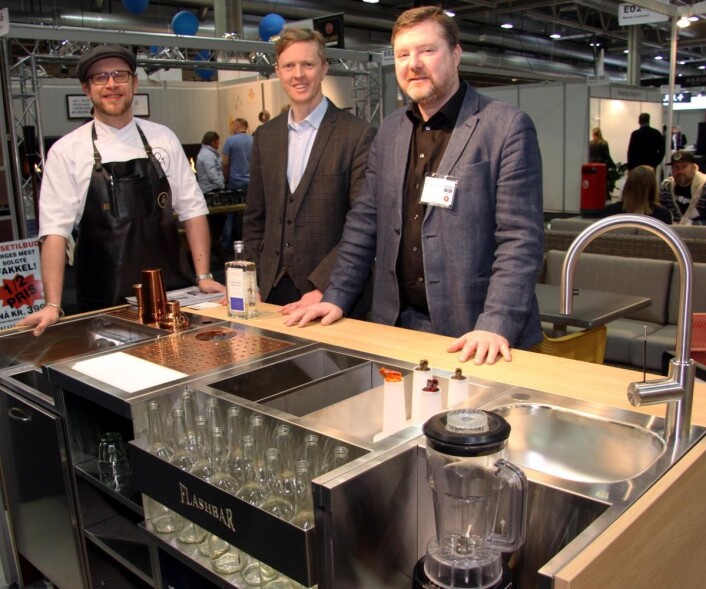 Flashbar, i regi Temoco, er i utvikling. Her er den siste og mest oppdaterte modellen av baren. På bildet er Morten Hovde Larsen hos Temoco sammen med en av verdens aller beste bartendere, finske Timo Siitonen, samt Seamus Holohan fra The Helsinki Distilling Comany. Les mer i magasinet Horeca. (Foto: Morten Holt) Flashbar, i regi Temoco, er i utvikling. Her er den siste og mest oppdaterte modellen av baren. På bildet er Morten Hovde Larsen hos Temoco sammen med en av verdens aller beste bartendere, finske Timo Siitonen, samt Seamus Holohan fra The Helsinki Distilling Comany. Les mer i magasinet Horeca. (Foto: Morten Holt)