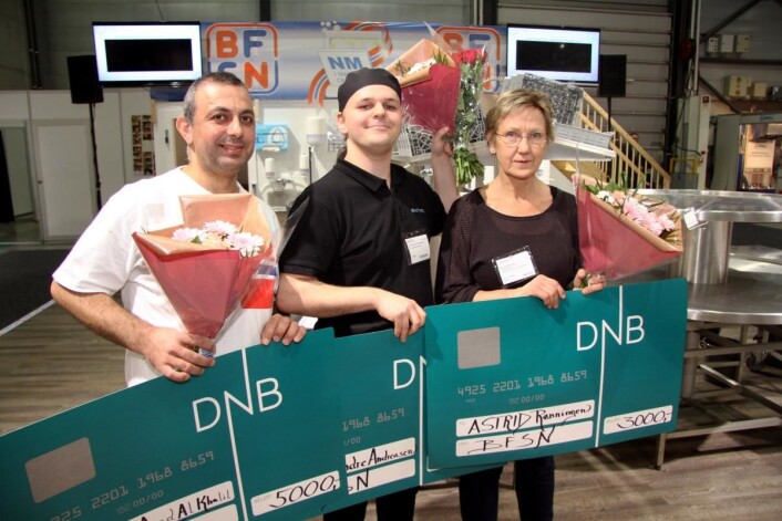 Pallen i NM i maskinoppvask 2017. Fra venstre sølvvinner Imad Aziz, vinner Ketil Andreassen og bronsevinner Astrid Rønningen. (Foto: Morten Holt) Pallen i NM i maskinoppvask 2017. Fra venstre sølvvinner Imad Aziz, vinner Ketil Andreassen og bronsevinner Astrid Rønningen. (Foto: Morten Holt)