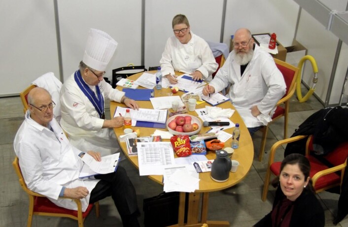 Dommerne i NM i maskinoppvask gjør sine vurderinger på "bakrommet". (Foto: Morten Holt) Dommerne i NM i maskinoppvask gjør sine vurderinger på "bakrommet". (Foto: Morten Holt)