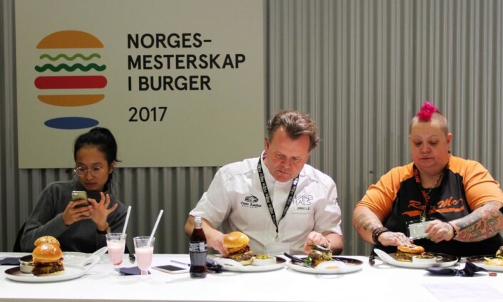 De tre dommerne Tuan-Khanh Nguyens, hoveddommer Jørn Lie og Mona Halvorsen. (Foto: Karine Henriksen, FastFood) De tre dommerne Tuan-Khanh Nguyens, hoveddommer Jørn Lie og Mona Halvorsen. (Foto: Karine Henriksen, FastFood)