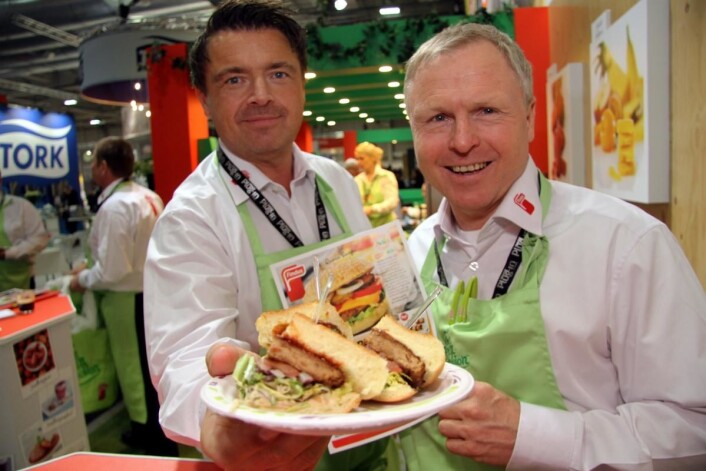 Vegetar og kjøttfritt på menyen hos Findus. Terje Gussiås og Bent Enoksen viser fra Quorn-burgeren. Les mer om Findus’ produkter i neste utgave av magasinet Horeca. (Foto: Morten Holt) Vegetar og kjøttfritt på menyen hos Findus. Terje Gussiås og Bent Enoksen viser fra Quorn-burgeren. Les mer om Findus’ produkter i neste utgave av magasinet Horeca. (Foto: Morten Holt)