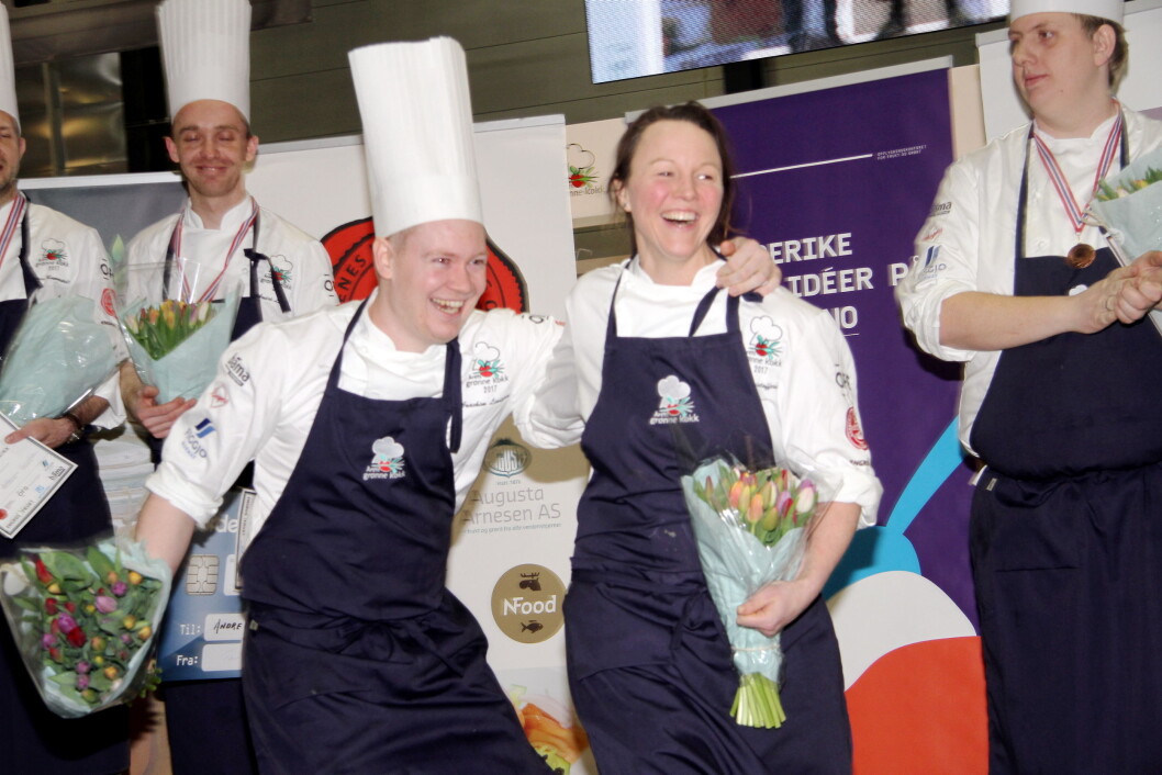 Så glade var Statholderkokkene Nina Kristoffersen og Joachim Lindgren da de vant Årets grønne kokk 2017 i fredag. (Foto: Morten Holt) Så glade var Statholderkokkene Nina Kristoffersen og Joachim Lindgren da de vant Årets grønne kokk 2017 i fredag. (Foto: Morten Holt)