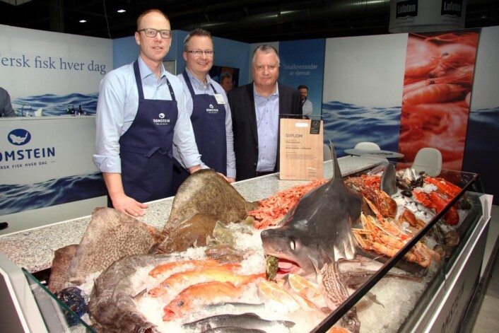 Atle Jakobsen, Eskild Kellmer og Rolf Domstein på Domstein Sjømats stand, der en håbrand på 84 kilo vekker oppsikt i fiskedisken. Les mer i neste utgave av magasinet Horeca. (Foto: Morten Holt) Atle Jakobsen, Eskild Kellmer og Rolf Domstein på Domstein Sjømats stand, der en håbrand på 84 kilo vekker oppsikt i fiskedisken. Les mer i neste utgave av magasinet Horeca. (Foto: Morten Holt)