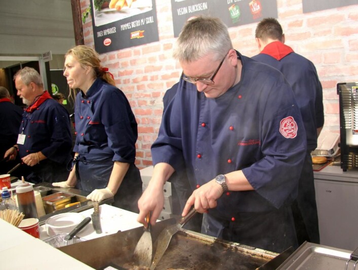Jarle Brandsdal hos Norsk Storhusholdning tilbereder og serverer Philly Steak, som er blitt en hit på Smak 2017. (Foto: Morten Holt) Jarle Brandsdal hos Norsk Storhusholdning tilbereder og serverer Philly Steak, som er blitt en hit på Smak 2017. (Foto: Morten Holt)