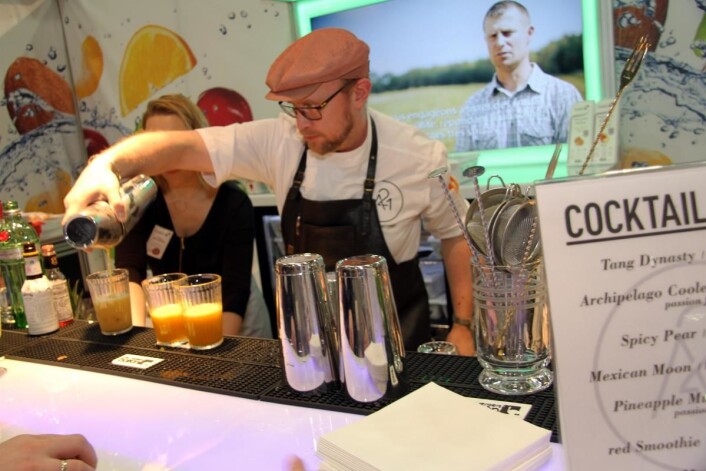 En av verdens mest kjente bartendere, Timo Siitonen fra Finland, i aksjon i drikkeavdelingen på Smak 2017. (Foto: Morten Holt) En av verdens mest kjente bartendere, Timo Siitonen fra Finland, i aksjon i drikkeavdelingen på Smak 2017. (Foto: Morten Holt)