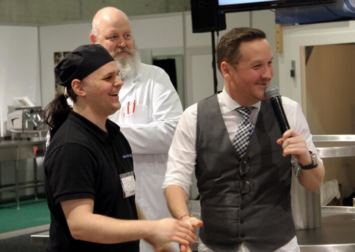 Vinneren av NM av maskinoppvask, Ketil Andreassen, har akkurat fått beskjeden. Konferansier Thomas Leikvoll til høyre. (Foto: Morten Holt) Vinneren av NM av maskinoppvask, Ketil Andreassen, har akkurat fått beskjeden. Konferansier Thomas Leikvoll til høyre. (Foto: Morten Holt)