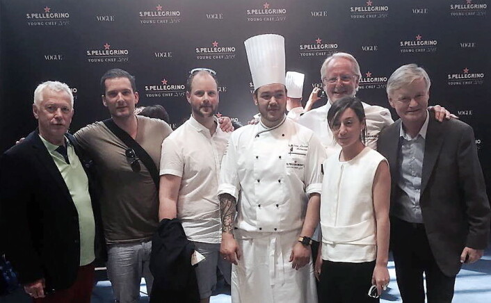 Christian A. Pettersen sammen med blant andre Eyvind Hellstrøm da han deltok i S. Pellegrino Young Chef ble arrangert i 2015. (Foto: Arkiv) Christian A. Pettersen sammen med blant andre Eyvind Hellstrøm da han deltok i S. Pellegrino Young Chef ble arrangert i 2015. (Foto: Arkiv)