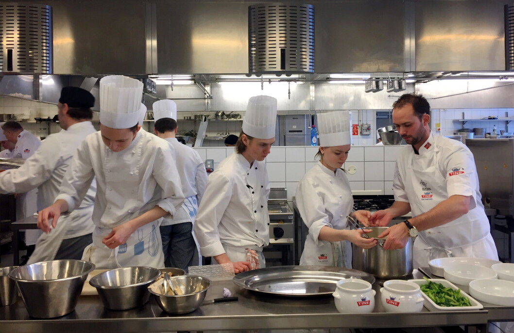 Elevene fra Nannestad videregående skole og Ørjan Johannessen er i gang med lunsjen. (Foto: Janne Sandvik) Elevene fra Nannestad videregående skole og Ørjan Johannessen er i gang med lunsjen. (Foto: Janne Sandvik)