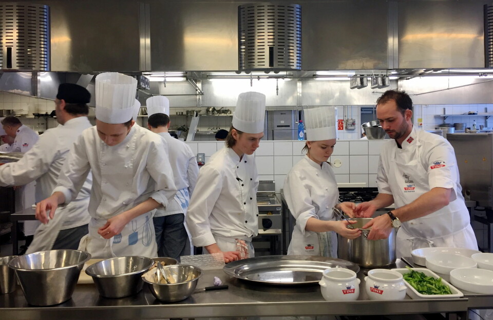 Elevene fra Nannestad videregående skole og Ørjan Johannessen er i gang med lunsjen. (Foto: Janne Sandvik)