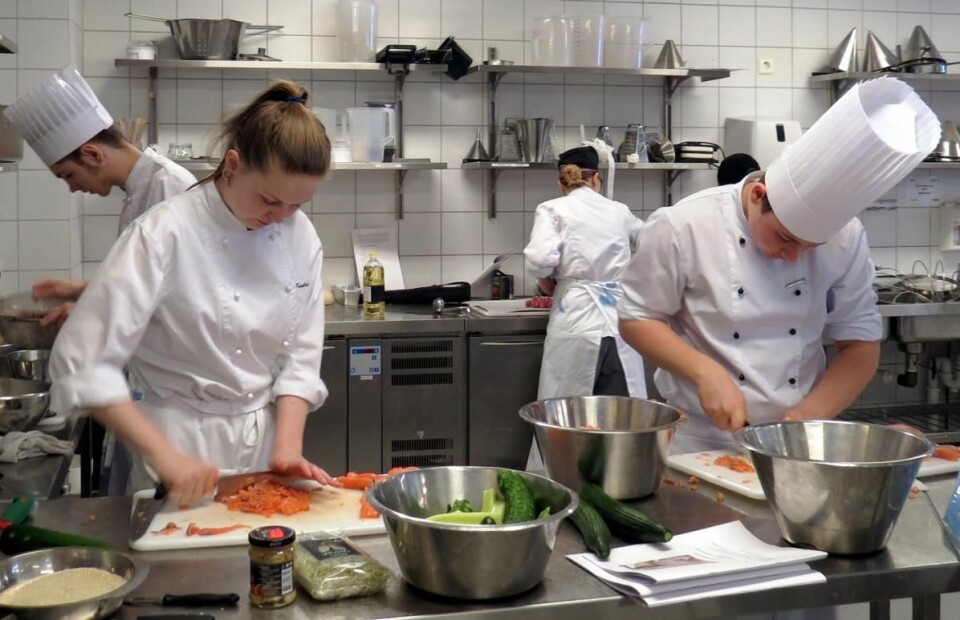 Kayleigh og Sondre på Nannestad videregående skole tilbereder laksen. (Foto: Janne Sandvik)