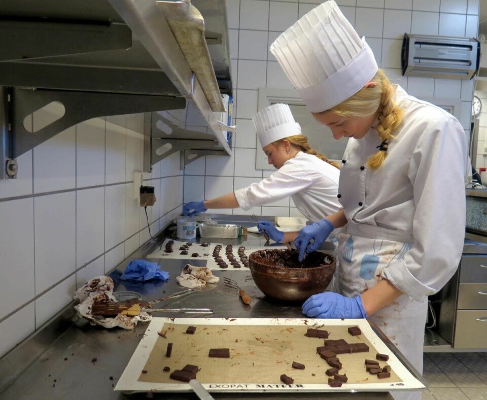 Amalie og Sigrid forbereder den spennende sjokoladekonfekten til gjestene. (Foto: Janne Sandvik)