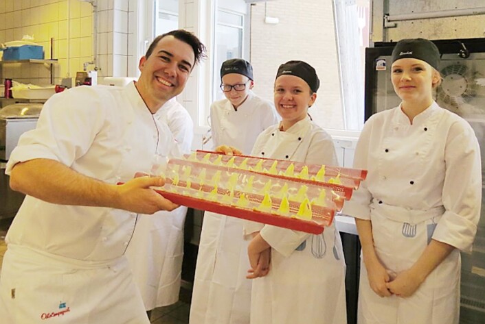 Pynten til desserten er klar. Tine-konditor Bernhard Azinger med de lærevillige tilskuerne Nina, Suzanne og Elisabeth. (Foto: Janne Sandvik) Pynten til desserten er klar. Tine-konditor Bernhard Azinger med de lærevillige tilskuerne Nina, Suzanne og Elisabeth. (Foto: Janne Sandvik)