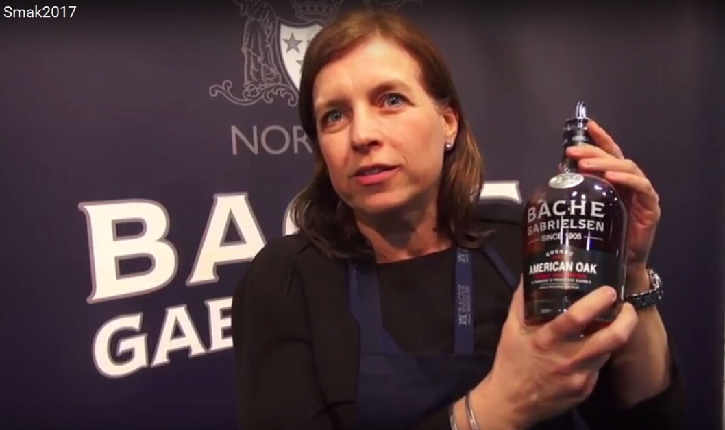 Markedssjef for Bache Gabrielsen Norge, Anita Aaserød, med den nye Bache-Gabrielsen American Oak. (Printscreen fra Horecas Smak-film) Markedssjef for Bache Gabrielsen Norge, Anita Aaserød, med den nye Bache-Gabrielsen American Oak. (Printscreen fra Horecas Smak-film)