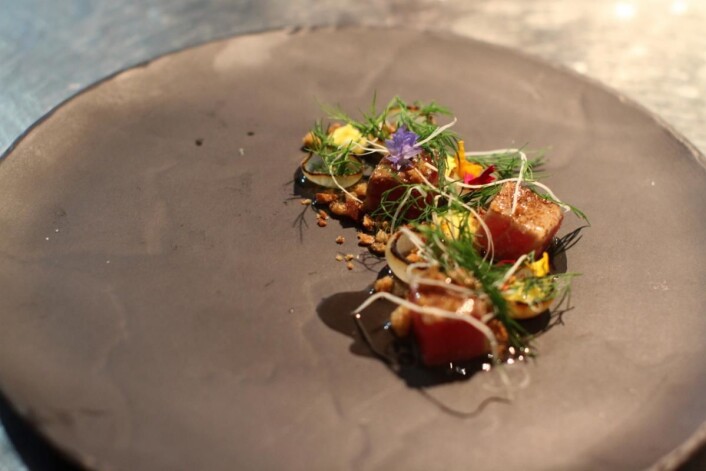 Kjartan Skjelde serverte blant annet lokal tunfisktartar med pepperrot. (Foto: Inger Johanne Stenberg) Kjartan Skjelde serverte blant annet lokal tunfisktartar med pepperrot. (Foto: Inger Johanne Stenberg)