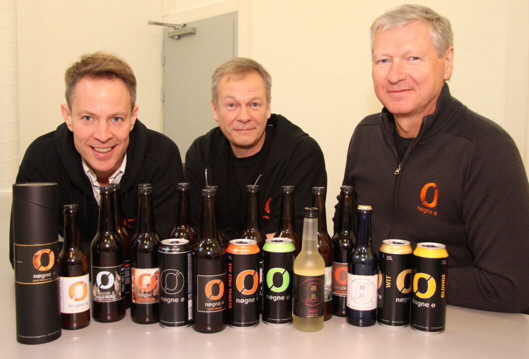 Sverre Orm Øverland (til venstre) tar onsdag 1. mars over som daglig leder for bryggeriet Nøgne Ø etter Tore Nybø (til høyre). I midten markedssjef Tom Young. (Foto: Morten Holt) Sverre Orm Øverland (til venstre) tar onsdag 1. mars over som daglig leder for bryggeriet Nøgne Ø etter Tore Nybø (til høyre). I midten markedssjef Tom Young. (Foto: Morten Holt)