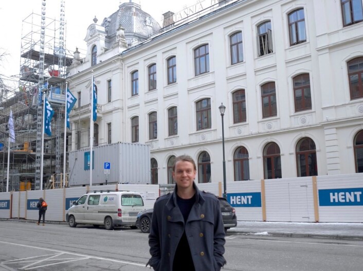 Peter A. Gjerde foran Britannia Hotel, som nå restaiureres. Peter A. Gjerde foran Britannia Hotel, som nå restaiureres.