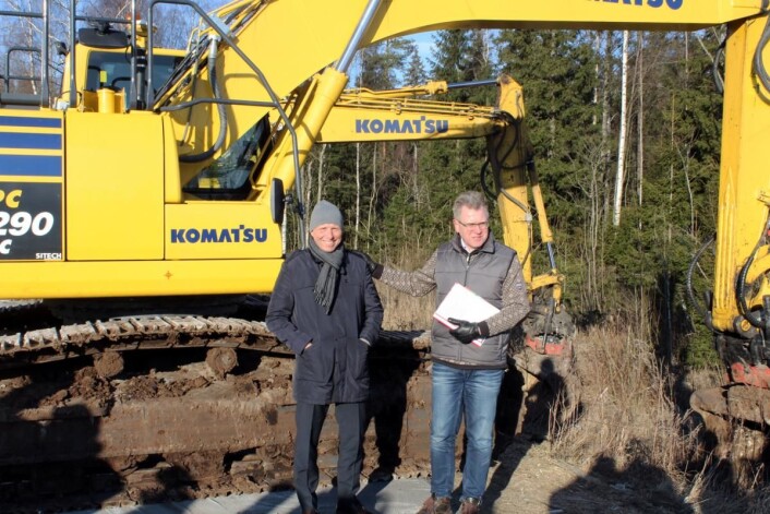 Byggingen av hotellet på Brennemoen er i gang. Her administrerende direktør i Norlandia Hotel Group, Morten A. Kahrs (til venstre) sammen med ordfører i Eidsberg kommune, Erik Unaas. (Foto: Cato W. Gustavson) Byggingen av hotellet på Brennemoen er i gang. Her administrerende direktør i Norlandia Hotel Group, Morten A. Kahrs (til venstre) sammen med ordfører i Eidsberg kommune, Erik Unaas. (Foto: Cato W. Gustavson)