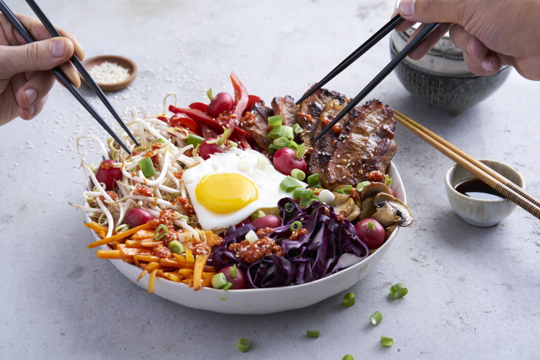 Bibimbap betyr blandet ris, her toppet med grønnsaker, egg og kjøtt. (Foto: Matprat) Bibimbap betyr blandet ris, her toppet med grønnsaker, egg og kjøtt. (Foto: Matprat)