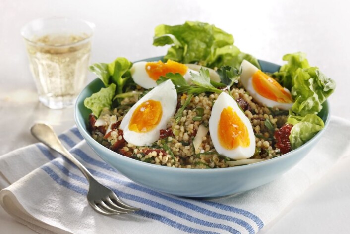 Bulgursalat med egg. (Foto: Matprat) Bulgursalat med egg. (Foto: Matprat)