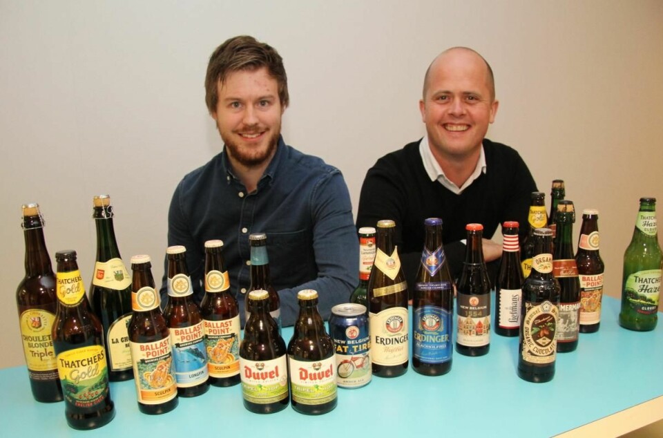Markedssjef Patrick Pelsholen og salgssjef Vidar Hallingstad Larsen med noen av øltypene som Strag importerer. (Foto: Morten Holt)
