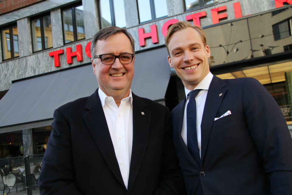Konserndirektør for Thon Hotels, Morten Thorvaldsen (til venstre) og hotelldirektør på Thon Hotel Rosenkrantz, Lars Petter Mathisen. (Foto: Morten Holt)