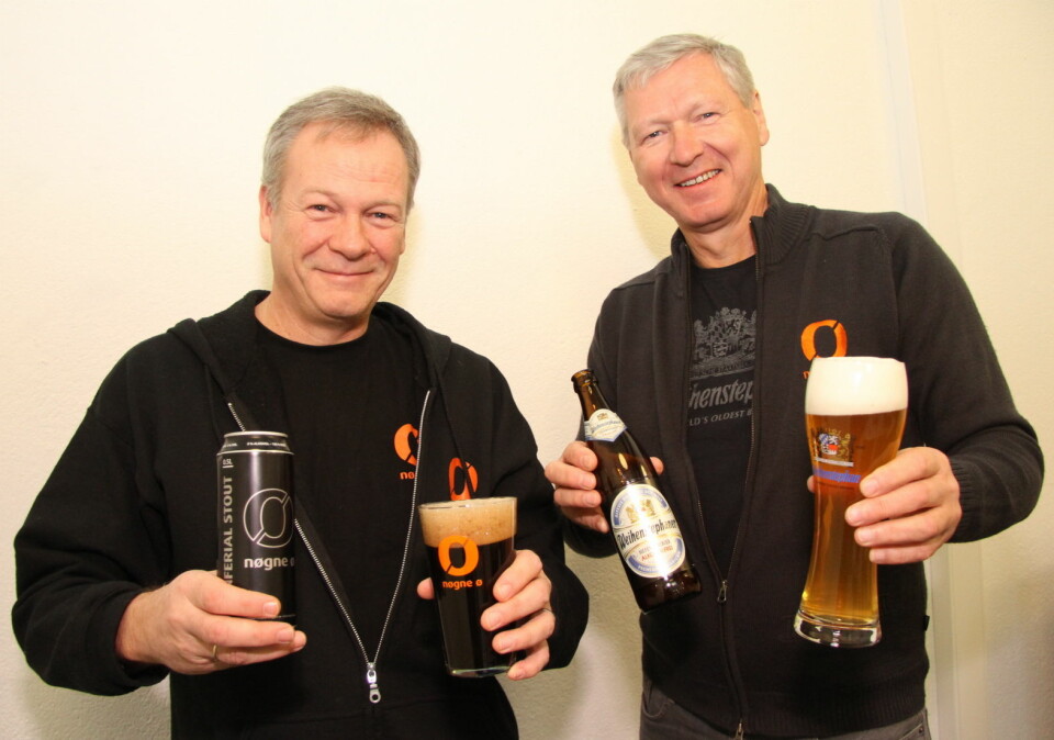 Tom Young og Tore Nybø med to av Nøgne Ø sine alkoholfrie storselgere, Inferial Stout til venstre og det tyske Weihenstephaner Hefeweissbier til høyre.