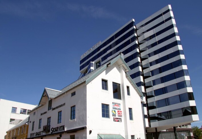 Clarion Hotel The Edge ligger på kaikanten i Tromsø, med Vertshuset Skarven som nærmeste nabo. (Foto: Morten Holt) Clarion Hotel The Edge ligger på kaikanten i Tromsø, med Vertshuset Skarven som nærmeste nabo. (Foto: Morten Holt)