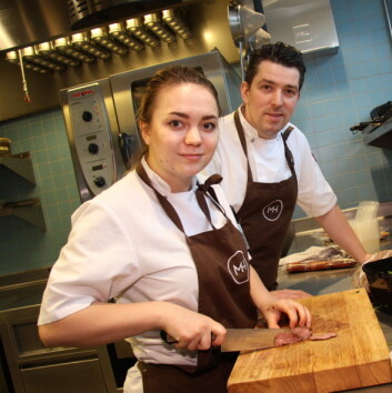 <em>Gunnar Jensen sammen med kokkelærling Elise Lorentsen i Mathallen Tromsø</em>. (Foto: Morten Holt) <em>Gunnar Jensen sammen med kokkelærling Elise Lorentsen i Mathallen Tromsø</em>. (Foto: Morten Holt)