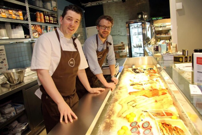 Kjøkkensjef Gunnar Jensen og daglig leder John-Fredrik Solberg i delikatessebutikken i Mathallen Tromsø. (Foto: Morten Holt) Kjøkkensjef Gunnar Jensen og daglig leder John-Fredrik Solberg i delikatessebutikken i Mathallen Tromsø. (Foto: Morten Holt)