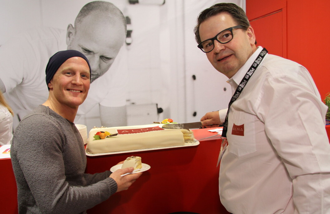 Bryteren Stig André Berge tok hull på Alna-kaken på Smak 2017. Her sammen med daglig leder Lars Joramo. (Foto: Morten Holt) Bryteren Stig André Berge tok hull på Alna-kaken på Smak 2017. Her sammen med daglig leder Lars Joramo. (Foto: Morten Holt)