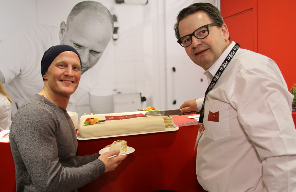 Bryteren Stig André Berge tok hull på Alna-kaken på Smak 2017. Her sammen med daglig leder Lars Joramo. (Foto: Morten Holt)