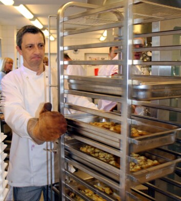 <em>Kokken Kosta Petrovic tar gnochi ut av ovnen. (Foto: Janne Sandvik)</em> <em>Kokken Kosta Petrovic tar gnochi ut av ovnen. (Foto: Janne Sandvik)</em>
