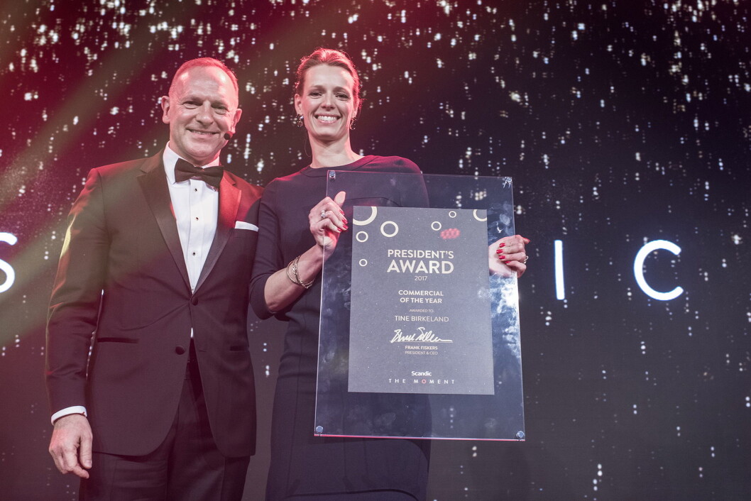 Tine Birkeland med prisen og Scandics konsernsjef Frank Fiskers. (Foto: Scandic Hotels) Tine Birkeland med prisen og Scandics konsernsjef Frank Fiskers. (Foto: Scandic Hotels)