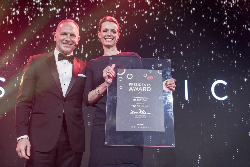 Tine Birkeland med prisen og Scandics konsernsjef Frank Fiskers. (Foto: Scandic Hotels)
