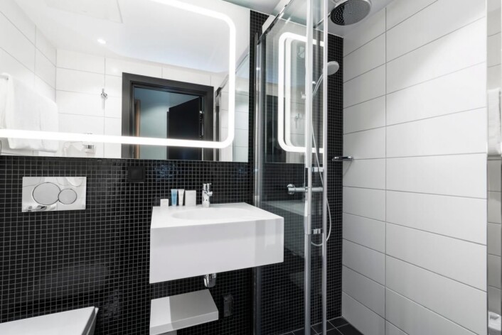 Thon Hotel Orion totalrenoveres og får blant annet treningsrom, seks møterom, restaurant, bar med åpen peis, uteservering og lounge i toppetasjen med fantastisk utsikt. Bildet viser et av de nye badene. (Foto: Thon Hotel Orion) Thon Hotel Orion totalrenoveres og får blant annet treningsrom, seks møterom, restaurant, bar med åpen peis, uteservering og lounge i toppetasjen med fantastisk utsikt. Bildet viser et av de nye badene. (Foto: Thon Hotel Orion)