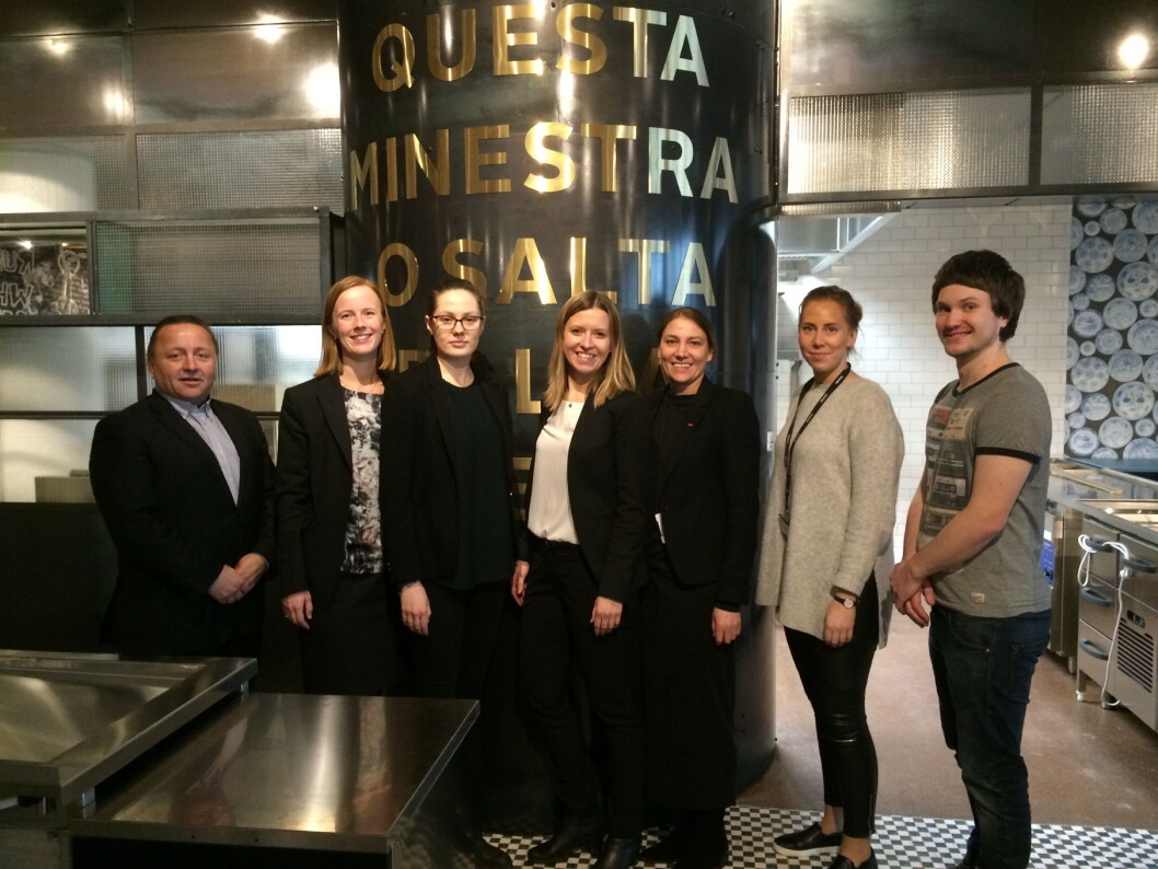 Noen av de lederne på Scandic Flesland Airport, som åpnes om en drøy uke. Fra venstre Tom Hansen (restaurantsjef), Ann Karin Syvertsen (bookingsjef), Rositsa Ilieva (husøkonom), Charlotte Vindenæs (konferanse- og eventsjef), Birte Hevrøy (hotelldirektør), Evelinn Gule Kolltveit (resepsjonssjef) og Mats Lekve (kjøkkensjef). Noen av de lederne på Scandic Flesland Airport, som åpnes om en drøy uke. Fra venstre Tom Hansen (restaurantsjef), Ann Karin Syvertsen (bookingsjef), Rositsa Ilieva (husøkonom), Charlotte Vindenæs (konferanse- og eventsjef), Birte Hevrøy (hotelldirektør), Evelinn Gule Kolltveit (resepsjonssjef) og Mats Lekve (kjøkkensjef).